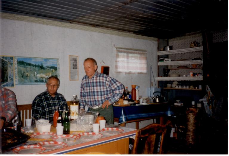 Ragnar och Bengt vid kksbordet