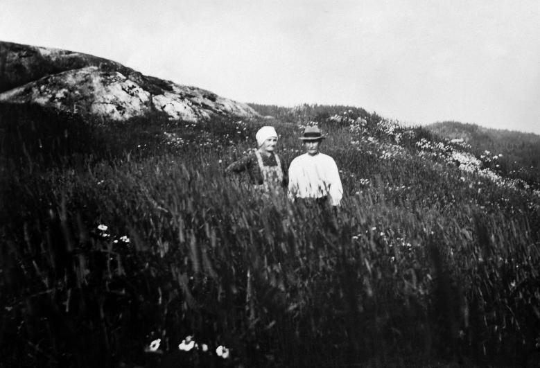 Kristina och Johan nedanfr hllen p 1930-talet